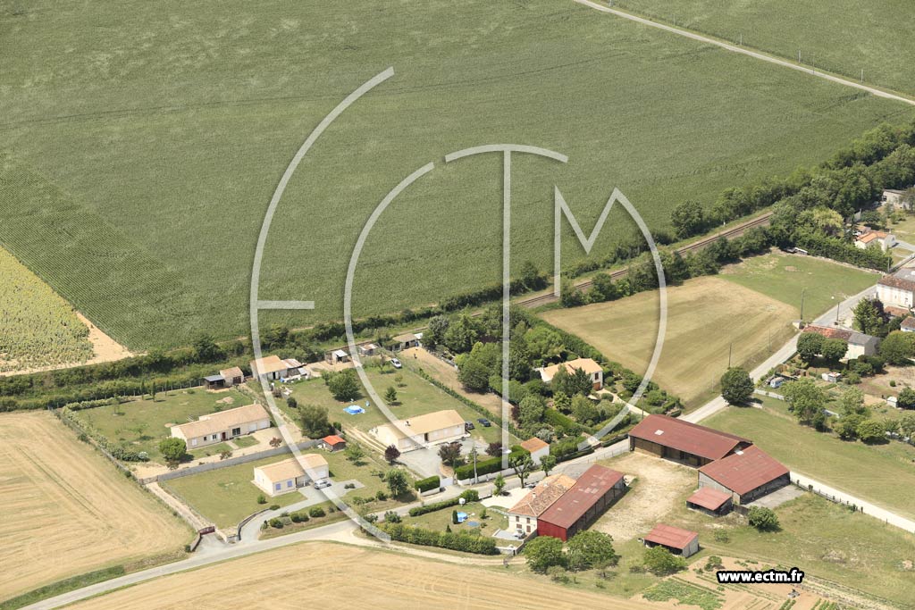 Photo arienne de Saint-Denis-du-Pin (les suires)