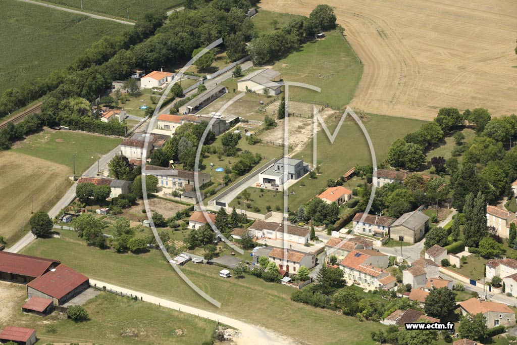 Photo arienne de Saint-Denis-du-Pin (les suires)