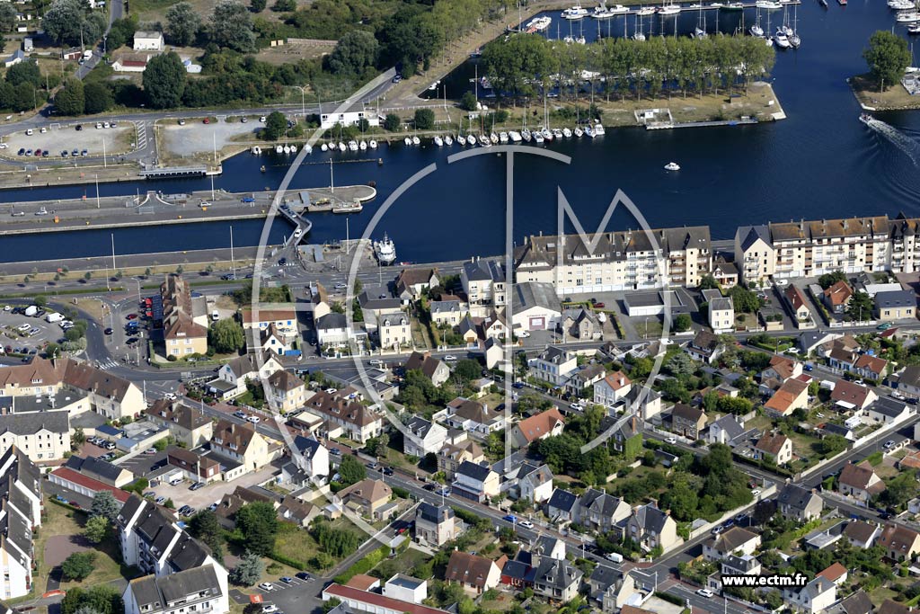 Photo arienne de Ouistreham (Reine-Mathilde - Bourg)