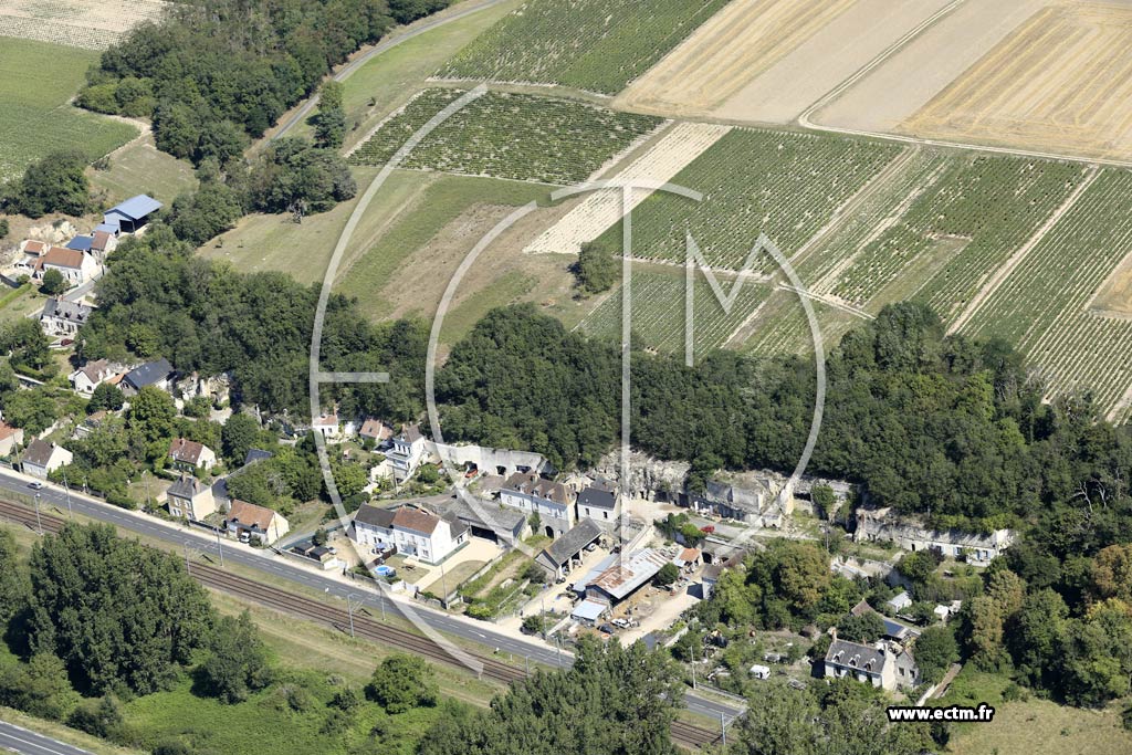 Photo arienne de La Croix-en-Touraine (les Caves)