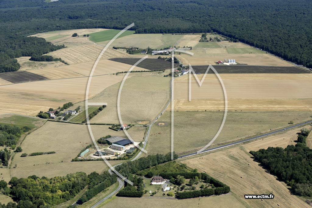 Photo arienne de La Croix-en-Touraine (Ouest)