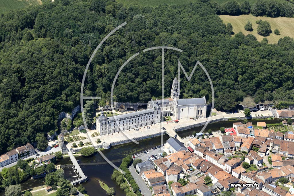 Photo arienne de Brantme (Abbaye de Brantme - Mairie)