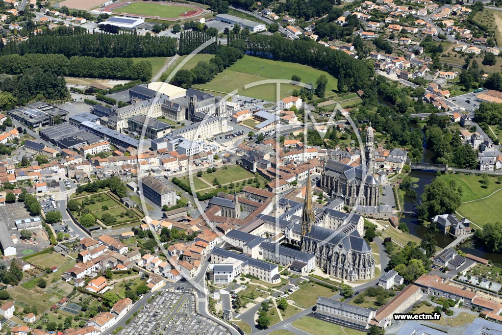 Photo arienne de Saint-Laurent-sur-Svre (Chapelle de la Sagesse - Basilique Saint Louis-Marie Grignion de Montfort)