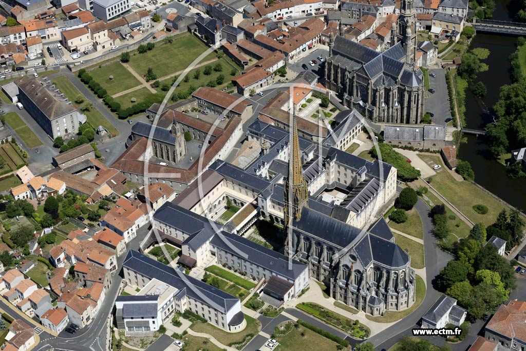 Photo arienne de Saint-Laurent-sur-Svre (Chapelle de la Sagesse)