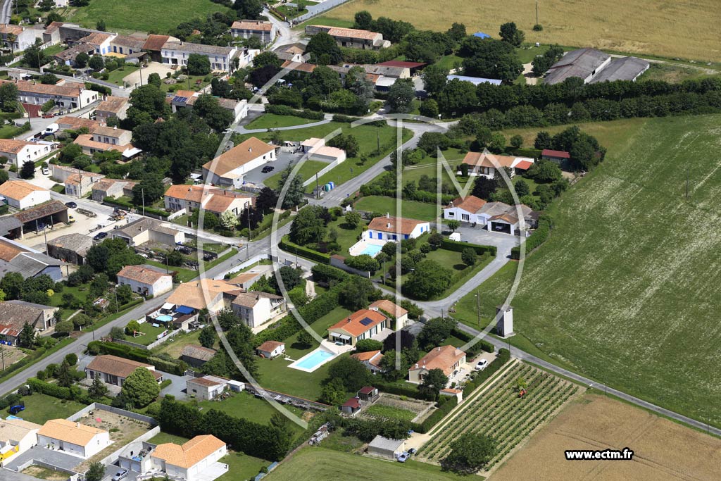 Photo arienne de Saint-Saturnin-du-Bois (le Coudret)