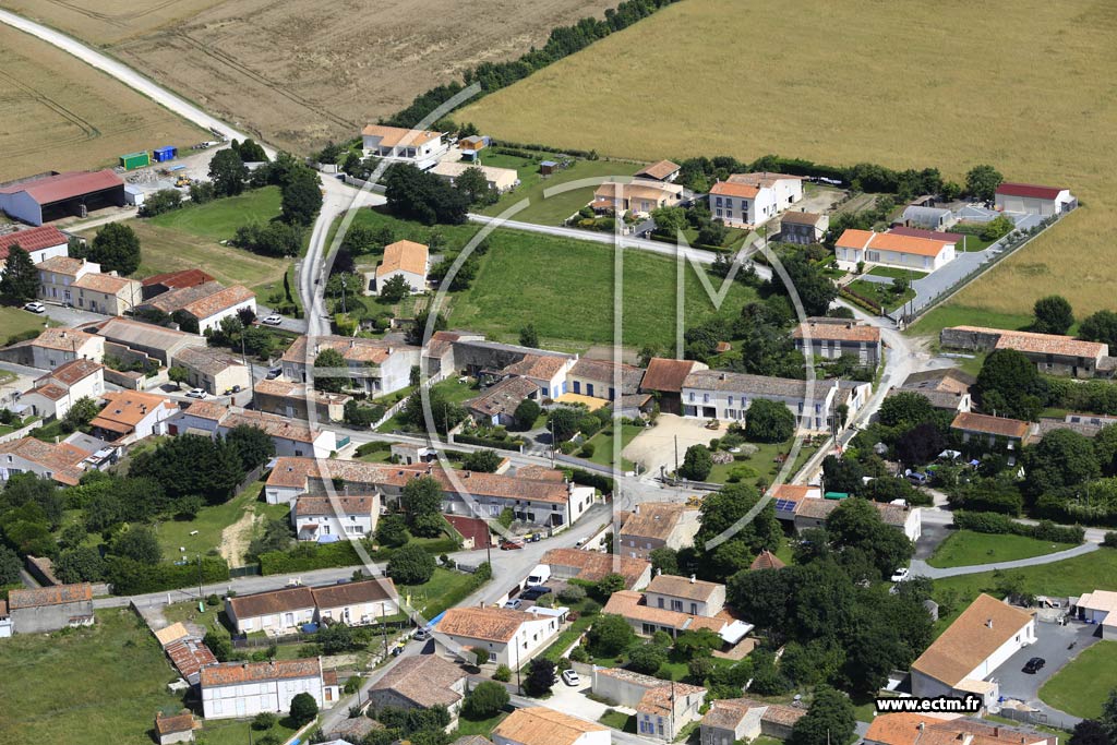 Photo arienne de Saint-Saturnin-du-Bois (le Coudret)