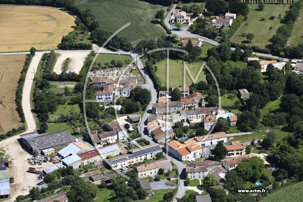 Photo arienne de Saint-Saturnin-du-Bois (Priaires)