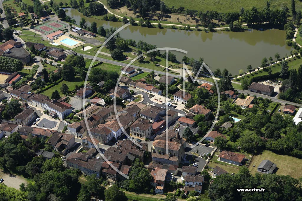 Photo arienne de Castelnau-d'Auzan-Labarrre (Miquou)