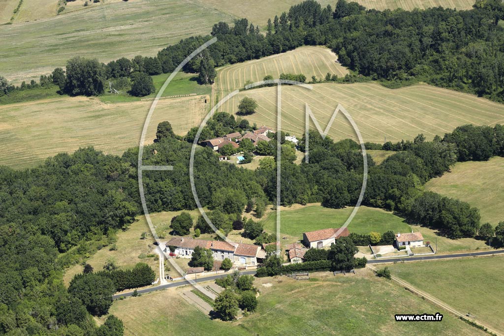 Photo arienne de Saint-Privat-en-Prigord (la Haute curie)