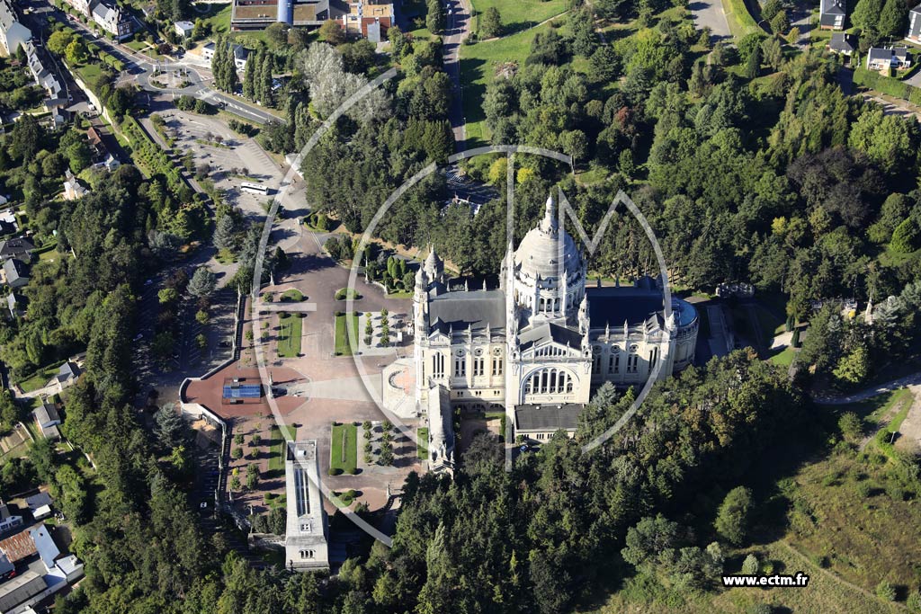 Photo arienne de Lisieux (Basilique Sainte-Thrse de Lisieux)