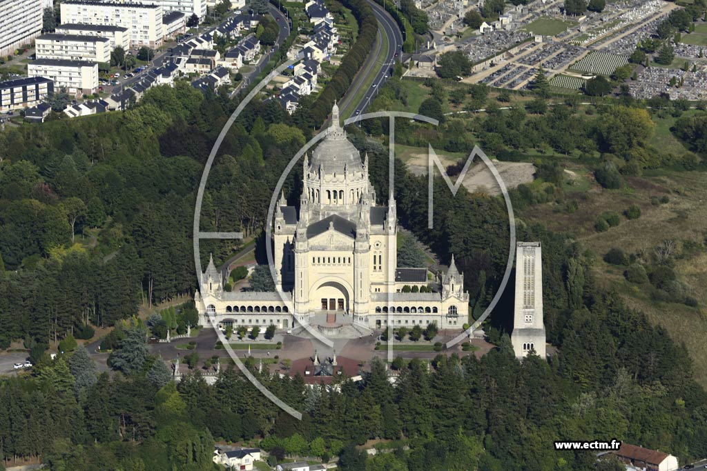 Photo arienne de Lisieux (Basilique Sainte-Thrse de Lisieux)