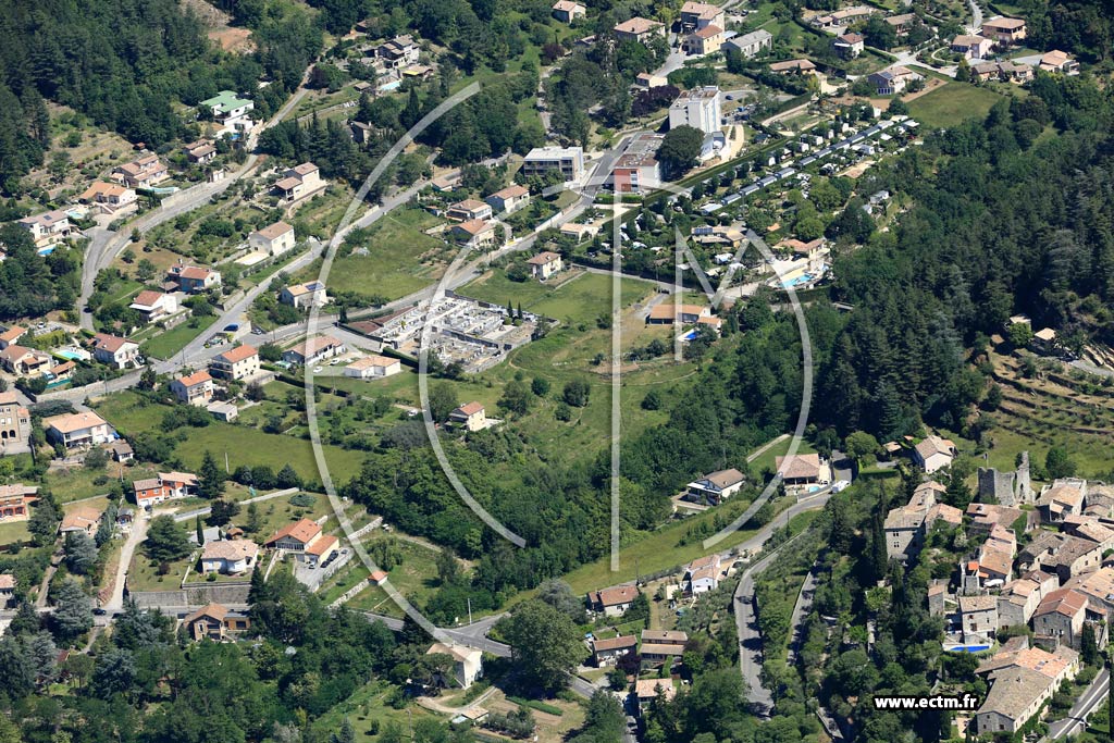 Photo arienne de Ucel (l'glise)