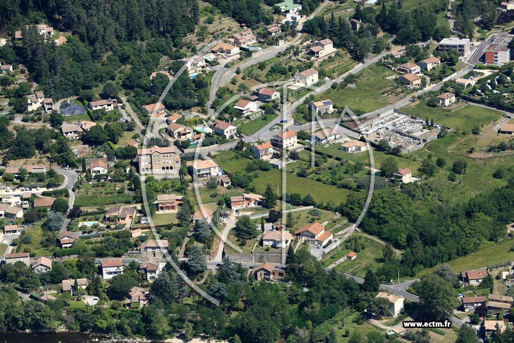 Photo arienne de Ucel (l'glise)