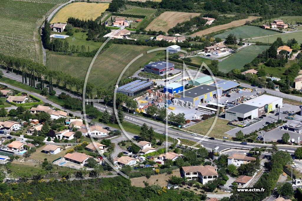 Photo arienne de Villeneuve-de-Berg (Forcemle)