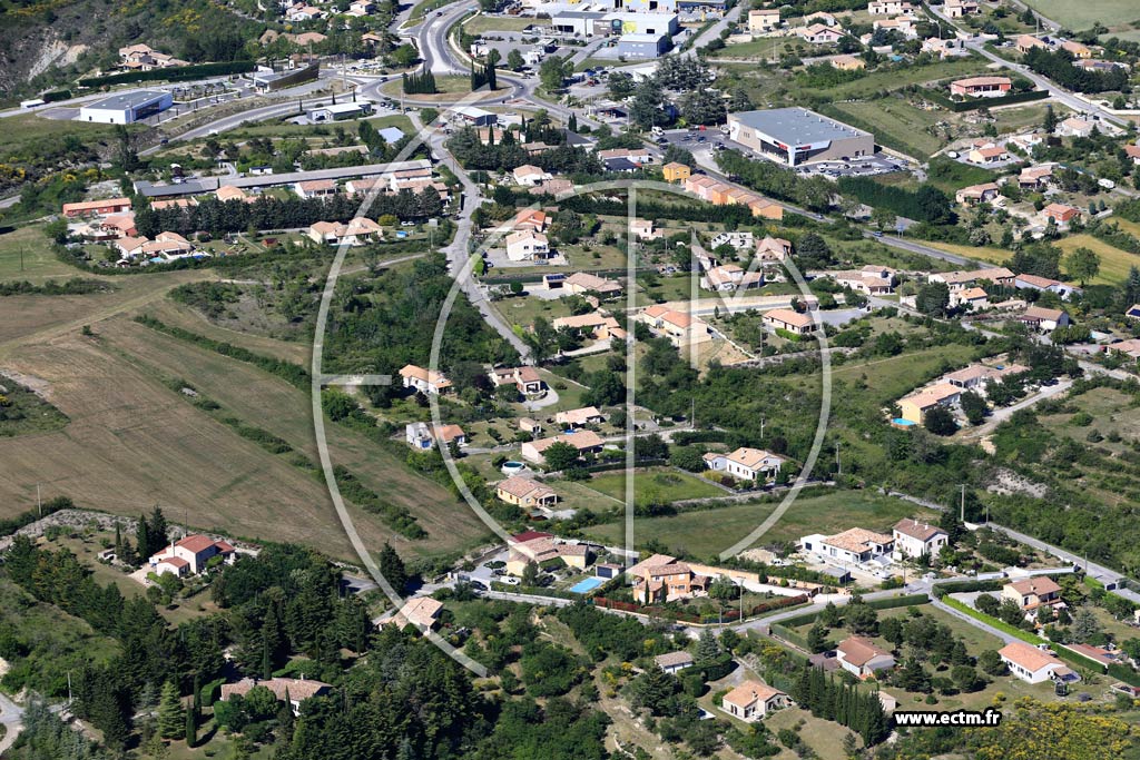 Photo arienne de Villeneuve-de-Berg (Le Chemin de Saint-Jean)