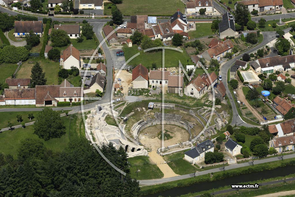 Photo arienne de Drevant (Thtre romain)